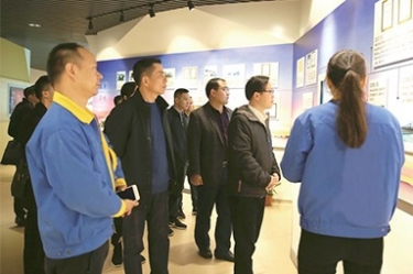 貴州省黔東南州委常委、榕江縣縣委書記賀代宏一行到公司參觀學(xué)習(xí)考察
